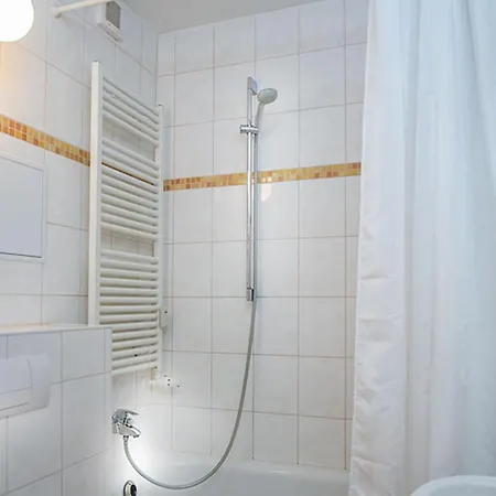 Apartment H&h Im Herzen Der Stadt Teilweise Mit Balkon Ruhig Zentral Modern Mit Kueche Greifswald